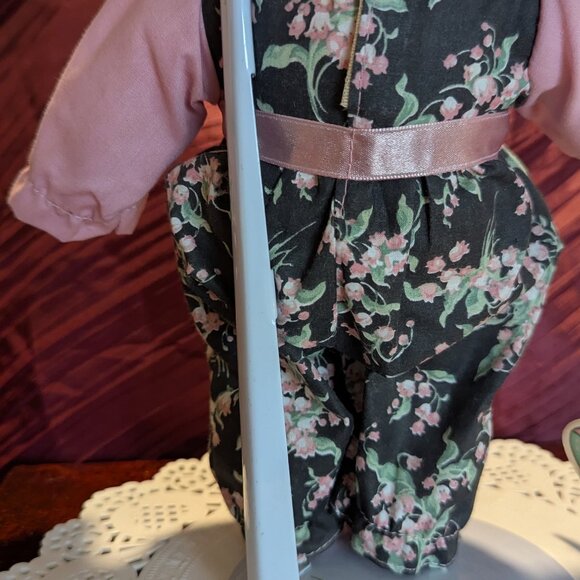 PRECIOUS MOMENTS LILY DOLL MARCH COLLECTION ORIGINAL TAG - Picture 6 of 7